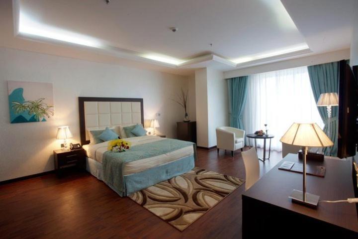 Gokulam Park Doha Hotel Bagian luar foto