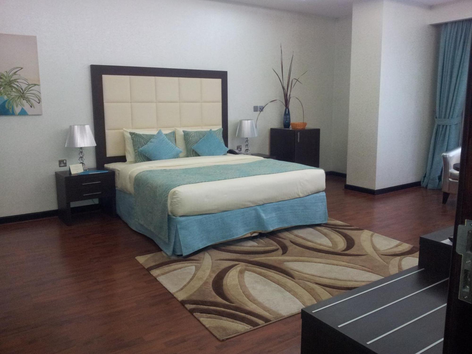 Gokulam Park Doha Hotel Bagian luar foto