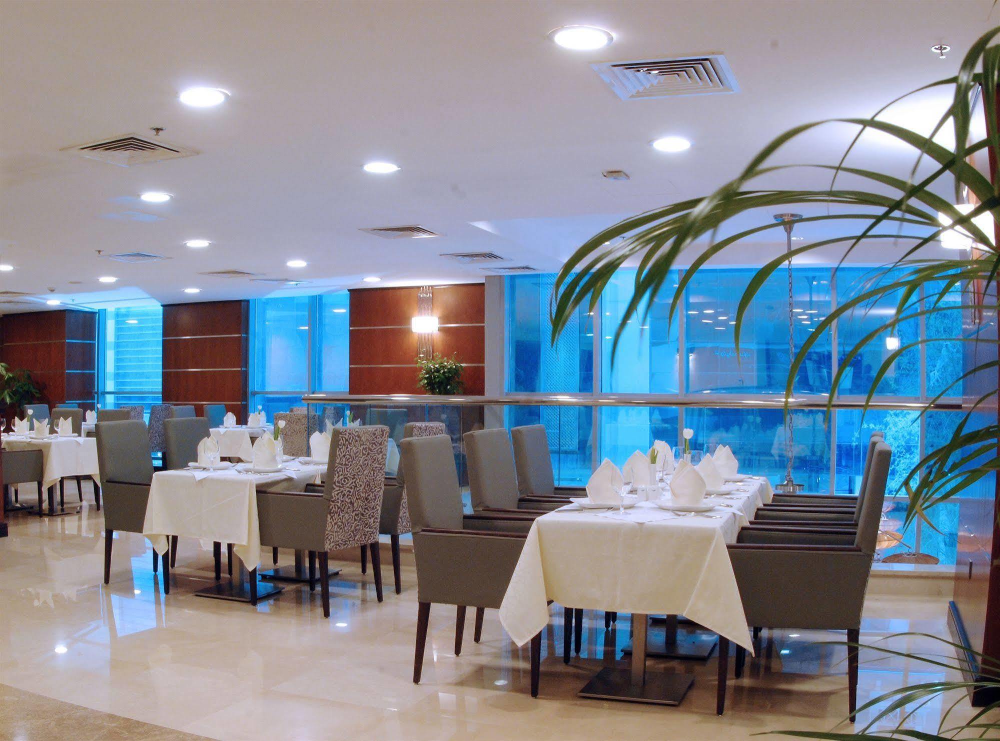 Gokulam Park Doha Hotel Bagian luar foto
