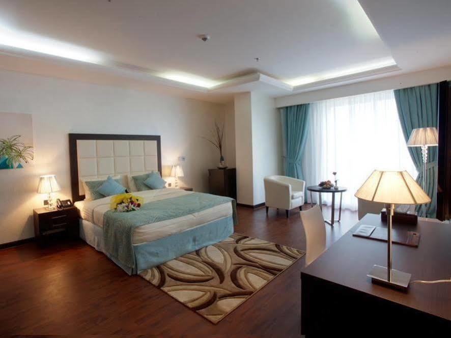 Gokulam Park Doha Hotel Bagian luar foto