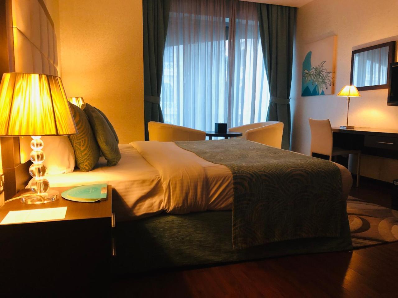Gokulam Park Doha Hotel Bagian luar foto